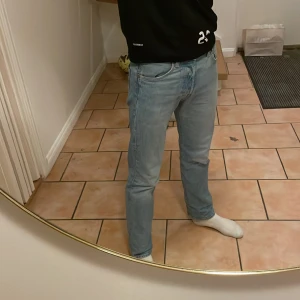 Levis 501 - Snygga och stilrena Levis 501 som är sparsamt använda. Passar till allt och lätt att matcha. Passa på när priset är otroligt bra!