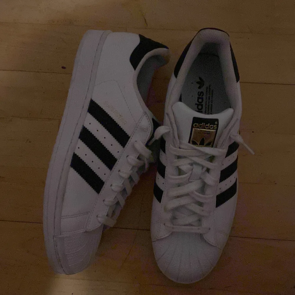 Adidas superstar skor inte riktigt min stil så säljer dem här.. Skor.