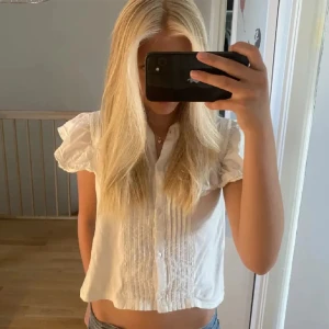 Zara blus - Så snygg zara blus. Helt slutsåld. Perfekt nu till våren, både till vardag och festligare tillfällen🥰🥰