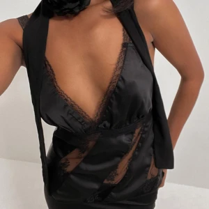 Spetstopp - Jättefin spetstopp från NA-KD, helt ny med lapp kvar. Säljer då den är för liten. Köpt för 349 säljer för 150, pris går att diskutera.❤️