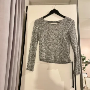 Tröja - Grå tröja med detalj i ryggen, storlek s