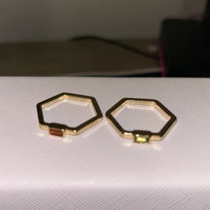 Två guldringar med kristaller i - Aldrig använt 