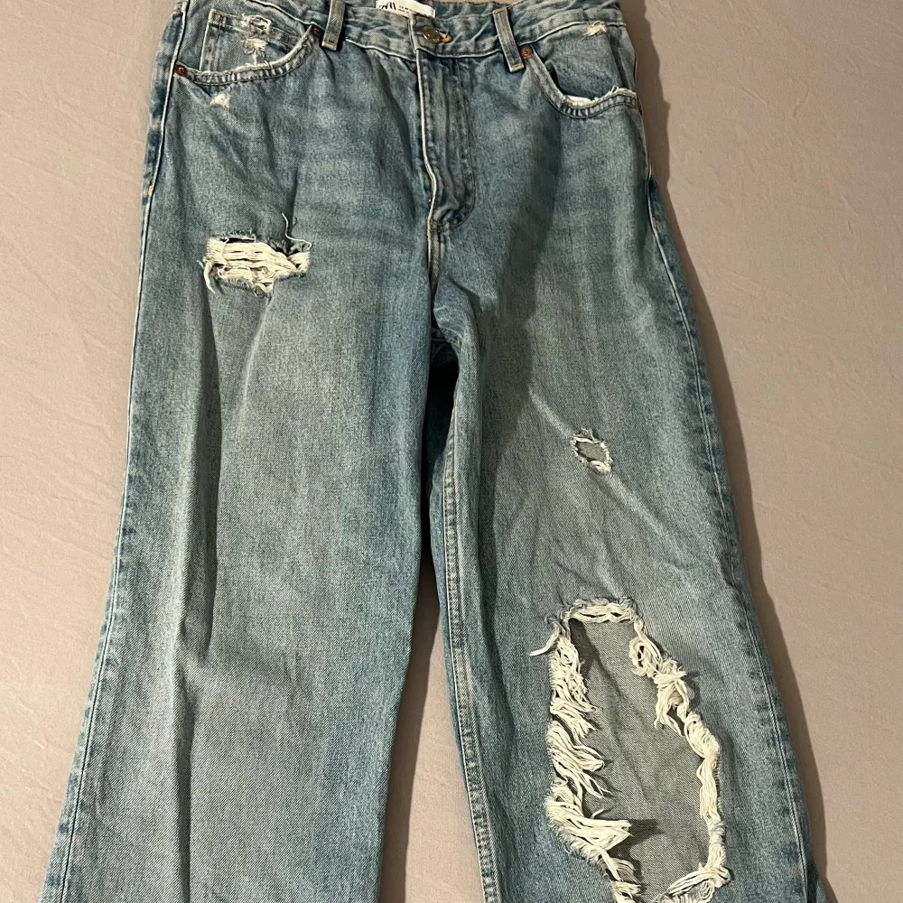 Jag har använt de här max 4 gånger (de var inte min grej riktigt). De är tvättade så det är därför de ser skrynkliga ut på bilden 😂. Jeans & Byxor.