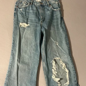 Blåa jeans med hål vid knäna  - Jag har använt de här max 4 gånger (de var inte min grej riktigt). De är tvättade så det är därför de ser skrynkliga ut på bilden 😂
