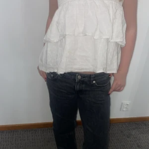 Lågmidjade raka jeans🖤 - Mörkgrå jeans från weekday i modellen ”arrow low”🩷 säljer pga alldeles för små för mig (min syster på bilden) 