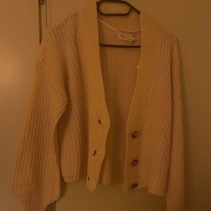 Beige stickad kofta - Beige stickad kofta med knappar. Helt oanvänd så i mycket gott skick.