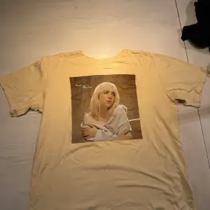 Säljer denna Billie eilish T-shirten från HM som inte kommer till användning, har använts 2-3 gånger och är i bra skick. Pris kan diskuteras och frakt är på köparens bekostnad🧡