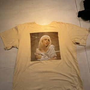 Billie eilish tshirt! - Säljer denna Billie eilish T-shirten från HM som inte kommer till användning, har använts 2-3 gånger och är i bra skick. Pris kan diskuteras och frakt är på köparens bekostnad🧡