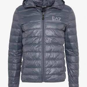 Ea7 vindjacka - Ea7 vindjacka perfekt för sommaren i storlek S , säg gärna ett rimligt pris så tar vi det därifrån!