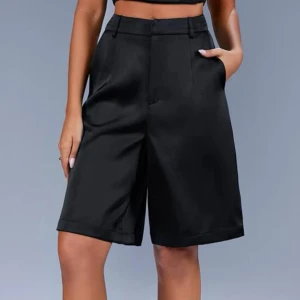 Långa satin shorts - Aldrig använda. Slutsålda på sin hemsida. Passar också XS