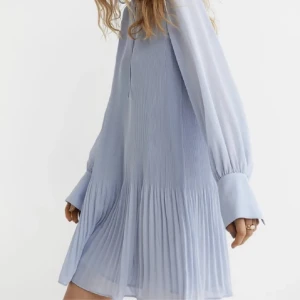 Sommarklänning ☀️  - En jättefin blå klänning från H&M i storlek S. Endast använd 2 ggr och har inga tecken på användning. Bara att skriva till mig om ni har frågor eller liknande!☺️