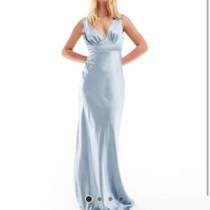Säljer denna fina satin klänning från märket six stories💕storlek 32, skulle säga att den är stor i storleken så den skulle passa 34 med. Aldrig använt, prislappen är kvar på!💕