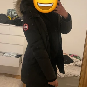 Canada goose Victoria parka - En svart canada goose jacka i Victoria parka modellen. Köpte den här på plick för ungefär ett år sen. Säljer pga de inte e min stil längre, vill bli av me den fort. Ärmuddarna är lite sönder, dragkedjan kan va trög. Förhandlingsbar om snabb affär.