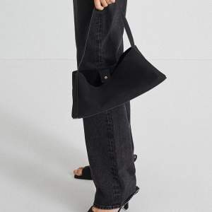 Säljer en helt ny väska från Stylein i svart mocka. Modellen heter ”Yosef bag” och köpt för 1600kr.