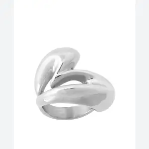 Säljer min fina Edblad ring i silver då jag aldrig använt den💕 Skriv vid frågor💕