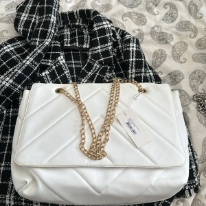 Väska från Nelly  - Helt oanvänd väska med lappen kvar. Den perfekta storleken där man får plats med allt🫶🏼 Kan gå ner i pris vid snabb affär! Från Nelly😍