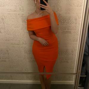 Fest klänning orange, storlek S, aldrig använd, 300kr