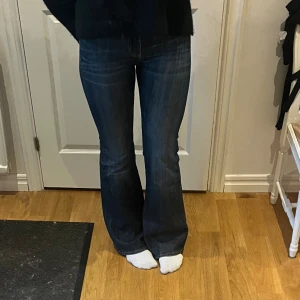 Lågmidjade jeans - Säljer dessa lågmidjade jeans då de tyvärr har blivit för små för mig. Nypris var 1000 kr. W27 L32. Midjemåttet är 35/36 cm rätt över och innerbenslängden är 83 cm. Priset är förhandlingsbart. Köparen står för frakten. 