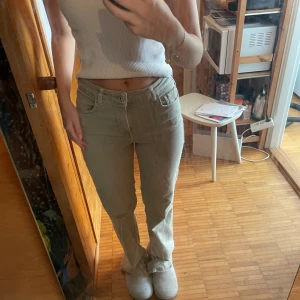 Gröna jeans från Zara - Storlek: EU 34 Skick: bra  Priset kan diskuteras 🥰