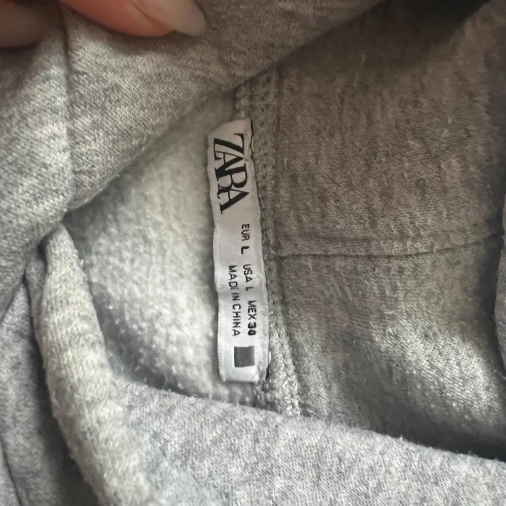 Så skön hoodie från Zara. Storlek L men sitter perfekt oversize på mig som är XS. Tycker det är så najs att den har så stor luva❤️. Hoodies.