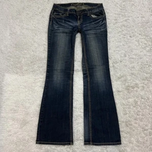 Y2k jeans   - Fina jeans som jag säljer på grund av att de inte passar, inte mina bilder!🩷midjemåttet är 40 cm rakt över och innerbenets längd är  ca 80 cm ☺️