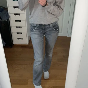 Pepe Jeans grå - Säljer mina lågmidjade gråa pepe jeans då de var för korta för mig. De är i väldigt bra skick och knappt tecken på användning.  Priset kan diskuteras (lånade bilder) 
