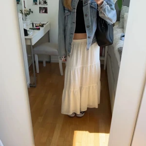 Långkjol  - Säljer denna super fina vita kjolen som är perfekt till sommaren!!! Köpte på Plick men har tyvärr inte kommit till användning, därav väldigt bra skick🥰🥰