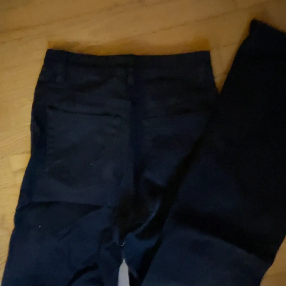 Högmidjade raka jeans från H&M. Säljer då jag inte använder de längre💕 Pris kan diskuteras!. Jeans & Byxor.