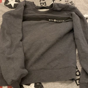 Sweatshirt  - Tja. Säljer min snygga sail racing sweetshirt.  Anledning är att jag säljer den är för den är för liten.  Kontakta Via  DM vid pris och funderingar. 