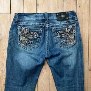 Jeans ifrån miss me💙 fina detaljer på fickorna! Midjemått: 39cm Innerbenslängd: 80cm  Hela byxans längd: 105cm