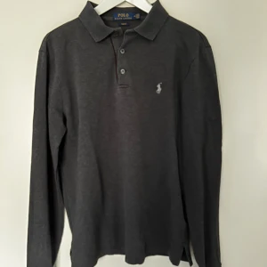 Grå Ralph lauren långärmad pike  - Perfekt skick inga skador alls. Storlek M