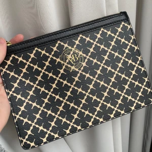By Malene Birger clutch🤍 - Säljer nu denna jätte snygga clutch ifrån By Malene birger, man får plats med allt man kan behöva för en perfekt kväll såsom mobil och nycklar🤍 fungerar även att ha som en necessär! 