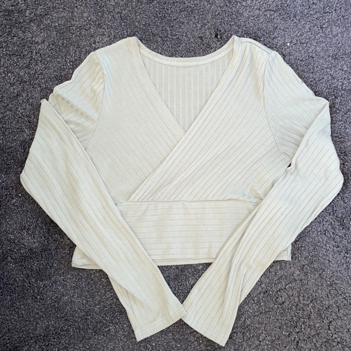 Ljusgrön långärmad omlotttröja  - 90