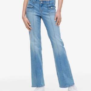 Säljer ett par så snygga eftertraktade jeans från H&M då jag hade två💕 Skriv för mer info, de är i perfekt skick💕