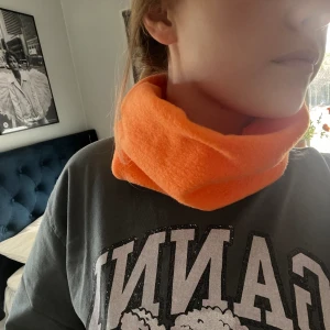 Orange buff🧡 - Såå snygg och skön orange buff!!Perfekt nu till våren 