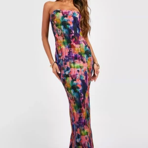 Klänning - Perfekta sommarklänningen! Säljer då den tyvärr inte har kommit så mkt till användning💗ord pris: 450kr