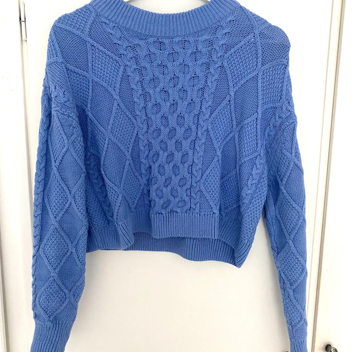 Stickad blå tröja