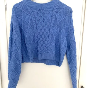 Stickad blå tröja - Stickad tröja köpt från Gina Tricot. Använt en få tal gånger😊Tröjan är i storlek xs men funkar lika bra för mig som bär s💕