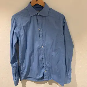 Eton skjorta i färg som inte säljs längre Storlek M och 40  Inga synliga defekter Kan mötas upp i Stockholm