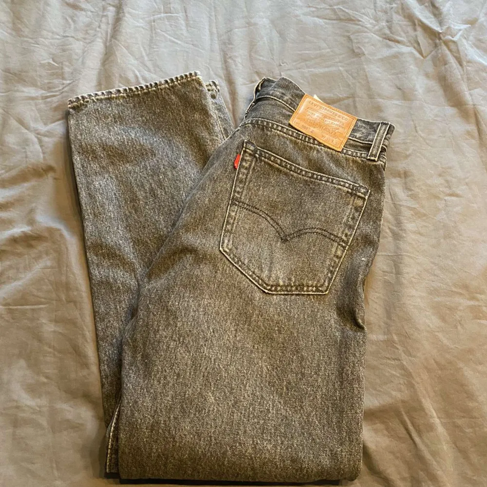 Säljer dessa Levis 551”Z jeans. Storlek W31 L32. Väldigt bra skick, endast använda fåtal gånger. Orginalpris: 1299kr.. Jeans & Byxor.