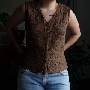Vintage väst med broderier 🦋 - One of a kind vintage väst. 🦋 Passar som en M, 38/40. I bra begagnat skick.