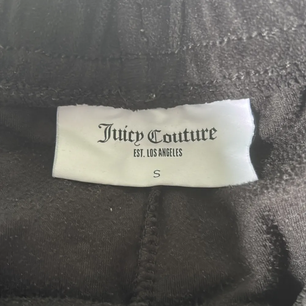 Säljer mina sköna juicy couture shorts! Fint skick och inga defekter!🫶🏻 I storlek S.  Var inte rädd att fråga om något!✨. Shorts.