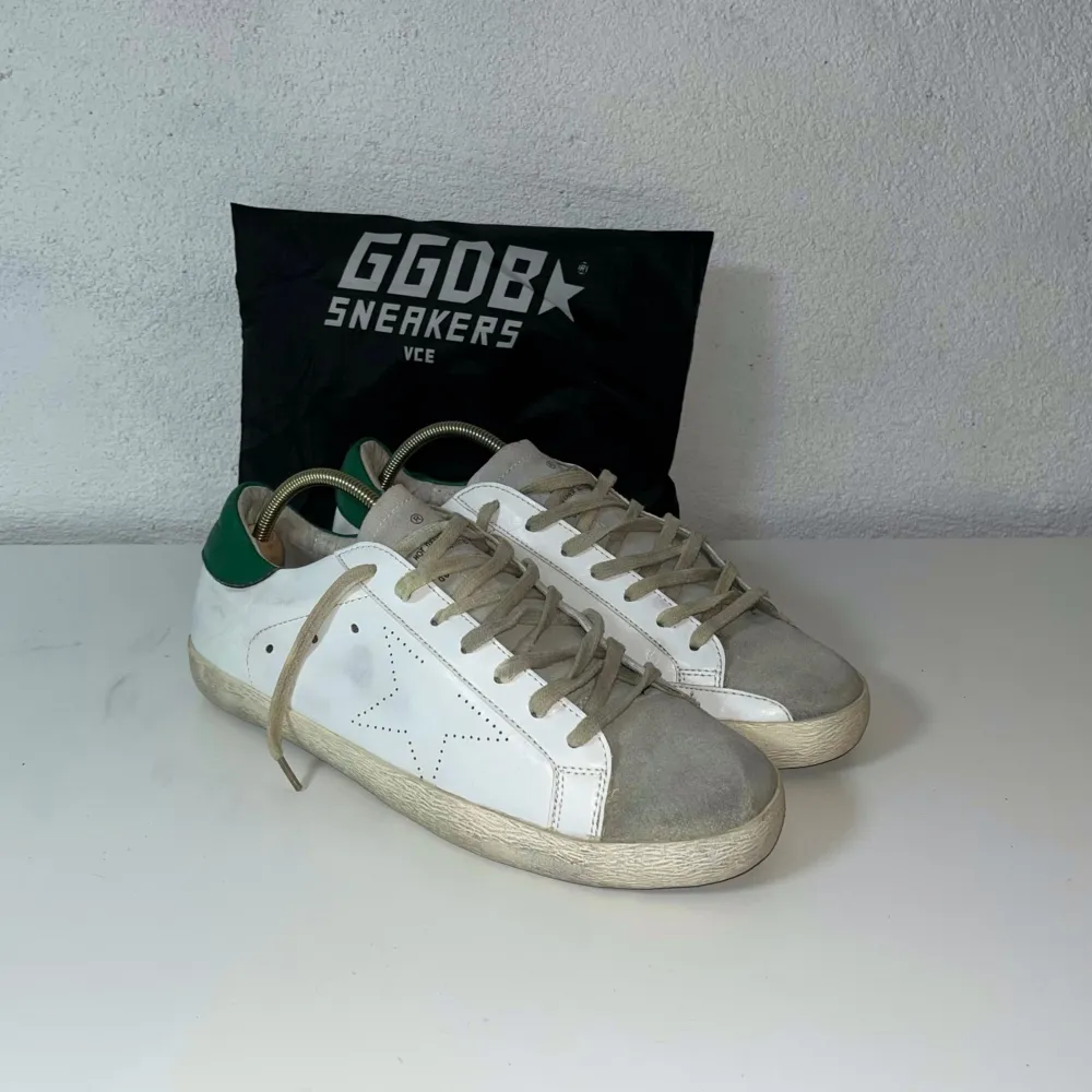 Golden goose superstar. Skorna är i storlek 42 med grön häl. Dessa skor i nyskick, 9,5/10! Dustbag tillkommer!. Skor.