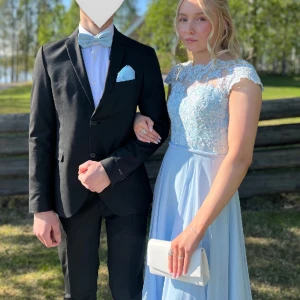 Balklänning - Jättefin balklänning från butiken Ivory Field i Stockholm🌟 Nypris 2999:-Endast använd en gång! Storlek 36 passar bra på mig som är en XS/S. Lite uppsydd så den passar mig som är 163cm med 7cm klackar. Skriv gärna om du undrar något mer!🩵