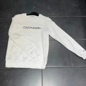 Säljer denna riktigt snygga Calvin Klein tröjan i nyskick. Säljer den då den inte kommer till användning. Det är bara att skriva om du har fler frågor och vid snabb affär kan priset diskuteras. Den är i storlek 176 men passar även storlek S.