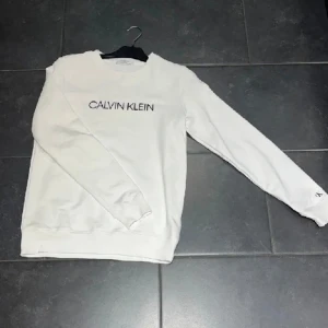 Calvin Klein tröja  - Säljer denna riktigt snygga Calvin Klein tröjan i nyskick. Säljer den då den inte kommer till användning. Det är bara att skriva om du har fler frågor och vid snabb affär kan priset diskuteras. Den är i storlek 176 men passar även storlek S.