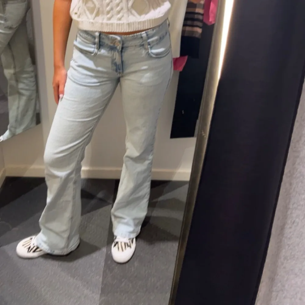 Ljusblåa jeans i storlek 38 men mer som en 36😊. Jeans & Byxor.