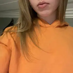 Orange hoodie som inte kommer till användning 