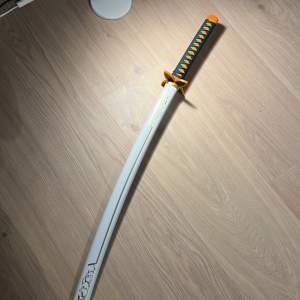 säljer mitt shinobu cosplay svärd som jag köpte på närcon, är i bra skick men en liten del i fram har lossnat, hör av dig vid frågor😊