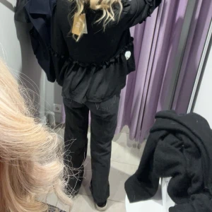 Lågmidjade raka jeans - Säljer mina lågmidjade raka jeans från weekday i modellen arrow. Inga defekter och köptes för 590kr. Säljs då de är långa i längden på mig. (Säljer samma i blått i annonsen tidigare)💕